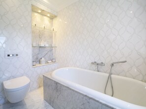 Toallas, jabón, papel de baño 