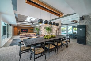 Villa luxueuse, 6 chambres, piscine privée, au bord de la piscine | Salle à manger