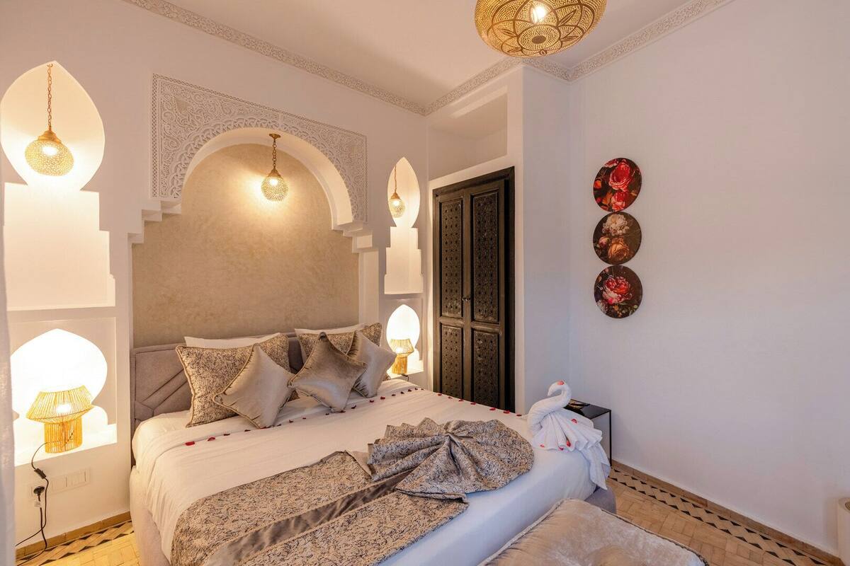 Classic Double Room, 1 Queen Bed, Non Smoking, Air conditioning | In-room safe, soundproofing, iron/ironing board, free WiFi