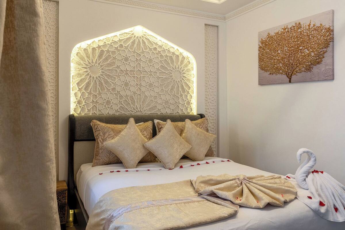 Phòng đôi Deluxe, 1 giường cỡ queen, không hút thuốc, máy điều hòa | Két bảo mật tại phòng, phòng cách âm, bàn ủi/dụng cụ ủi quần áo 