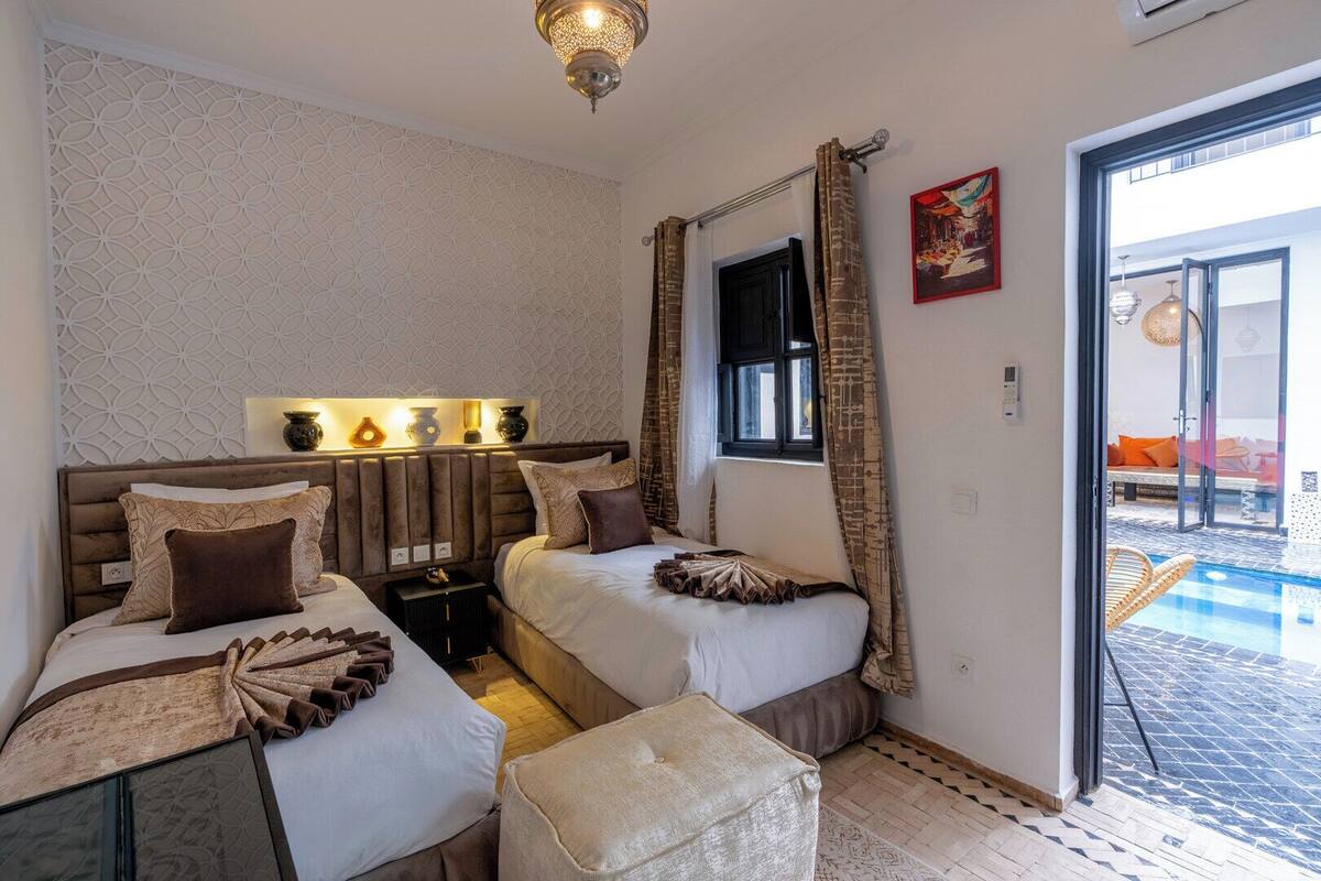 Classic Twin Room, 2 Twin Beds, Non Smoking, Air conditioning | In-room safe, soundproofing, iron/ironing board, free WiFi