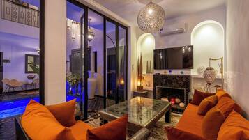 In-room safe, soundproofing, iron/ironing board, free WiFi