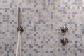 Ducha, secador de pelo y bidé