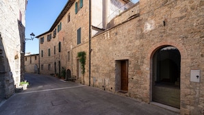 A narrow street with stone buildings, a bench, and a clear sky. - Wonderful  villa for 4 people with WIFI, A/C, TV and balcony (Mensano)
