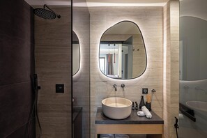 Superior-suite - byudsigt | Badeværelse | Bruser, brusehoved med spredningseffekt, gratis toiletartikler