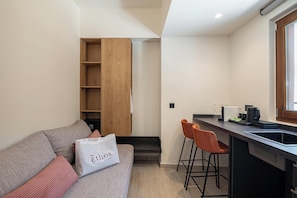 Suite estándar, vistas a la ciudad | Cocina privada | Frigorífico pequeño, máquina de café espresso y cafetera o tetera