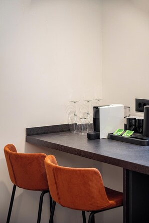 Standard-Suite, Stadtblick | Essbereich im Zimmer