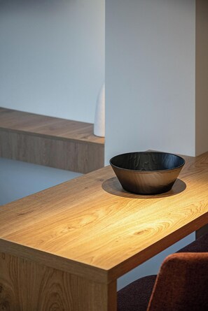 Suite classique, vue sur la ville | Repas dans la chambre