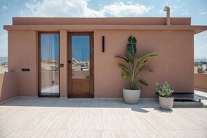 Chambre panoramique, vue sur la ville | Terrasse/patio