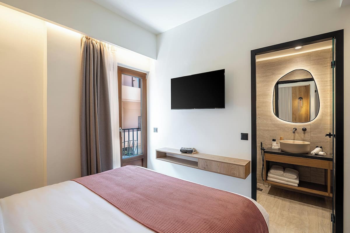 Economy Room, City View | Blackout drapes, soundproofing, iron/ironing board, WiFi (free)