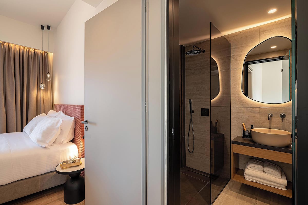 Deluxe Suite, 1 Bedroom | Blackout drapes, soundproofing, iron/ironing board, WiFi (free)