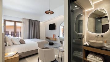 Suite clásica, vista a la ciudad | Cortinas blackout, insonorización y tabla de planchar con plancha