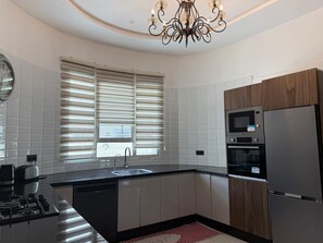 Private kitchen - Spacious villa ideal for large families, close to city centre and local shops (Fes)