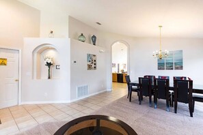 Villa, 4 Schlafzimmer, eigener Pool, Gartenblick | Esszimmer