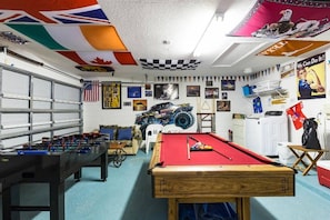 Villa, 4 chambres, piscine privée, vue jardin | Salle de jeux