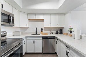 Private kitchen - Modern 1-Bedroom apartment Getaway with All the Essentials (Phoenix)