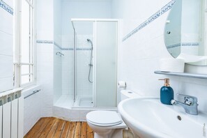 Dusche, Haartrockner, Toilettenpapier