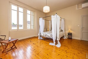 6 quartos, ferros/tábuas de passar roupa, berço de viagem