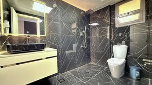 Standard Twin Room | Bathroom | Shower, towels, soap, shampoo