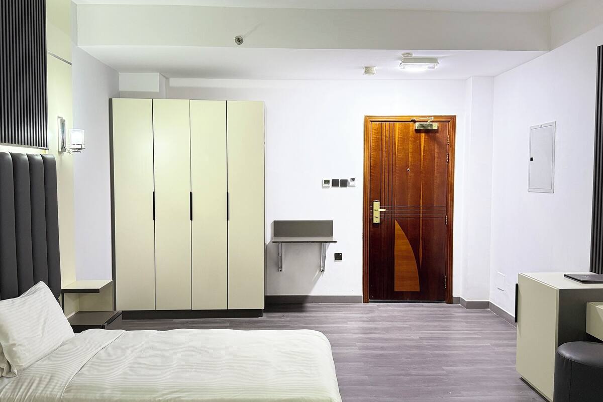 Soundproofing, free WiFi, bed sheets