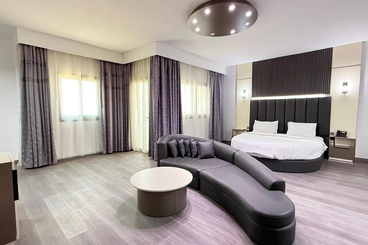 Suite presidencial, bañera de hidromasaje | Sistema de insonorización, wifi gratis, ropa de cama