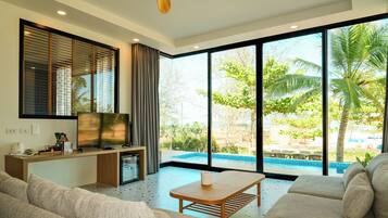 Family Room | Living area | 32-inch Smart TV with satellite channels