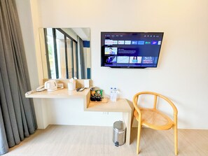 Desk, free WiFi