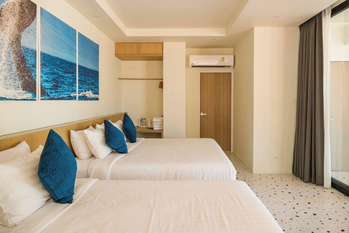 Family Room | Desk, free WiFi