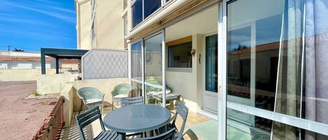 屋外ダイニングエリア