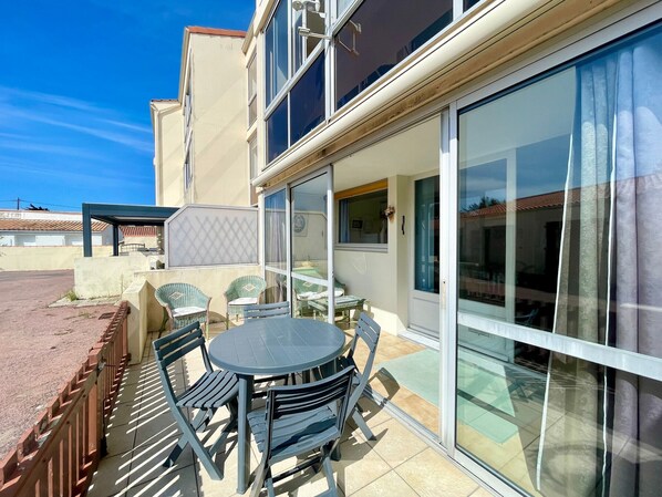 屋外ダイニングエリア