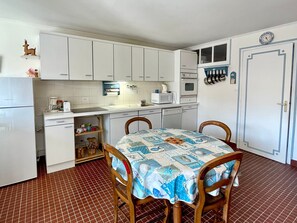 Fridge, microwave, oven, stovetop - Ground floor 200m from sea, 1 bedroom, terrace (Bretignolles-sur-Mer)