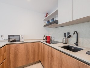 Kylskåp, mikrovågsugn, ugn och diskmaskin