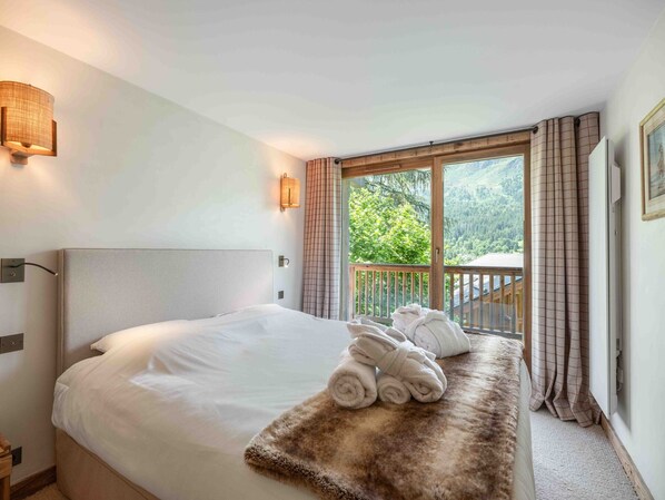 5 bedrooms, free WiFi, bed sheets