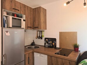 Fridge, microwave, stovetop, dishwasher