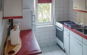 Réfrigérateur, micro-ondes, plaque de cuisson, cafetière/bouilloire