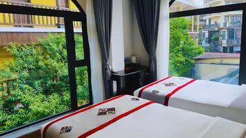 Deluxe Triple Room | Desk, soundproofing, free WiFi