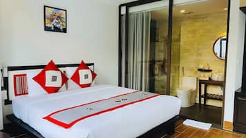 Deluxe Room, City View | Desk, soundproofing, free WiFi