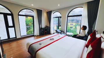 Habitación Deluxe, vistas a la ciudad | Escritorio, sistema de insonorización, wifi gratis