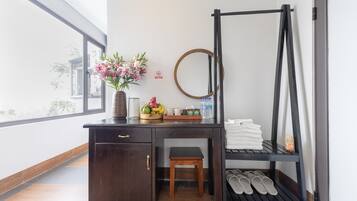 Desk, soundproofing, free WiFi