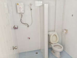 Standard Twin Room | Bathroom | Shower, towels, soap, shampoo