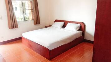 Standard Room, 1 King Bed, Non Smoking, Air conditioning | Laptop workspace, free WiFi, bed sheets