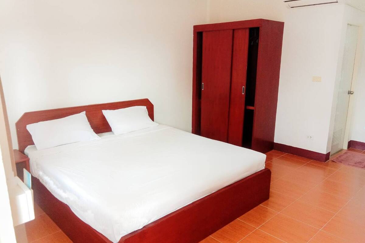 Standard Room, 1 King Bed, Non Smoking, Air conditioning | Laptop workspace, free WiFi, bed sheets