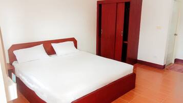 Standard Room, 1 King Bed, Non Smoking, Air conditioning | Laptop workspace, free WiFi, bed sheets