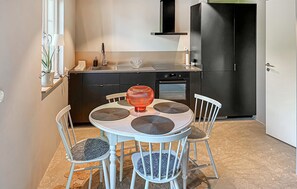 Kylskåp, ugn och kaffe- och tebryggare