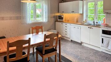 Réfrigérateur, plaque de cuisson, lave-vaisselle, cafetière/bouilloire