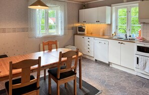 Réfrigérateur, plaque de cuisson, lave-vaisselle, cafetière/bouilloire