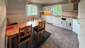 Kaffetrakter/tekoker, kjøleskap, kokeplater og oppvaskmaskin