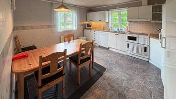 Kylskåp, spishäll, diskmaskin och kaffe- och tebryggare