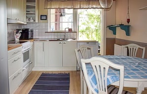 Frigorífico, horno, placa de cocina y utensilios de cocina