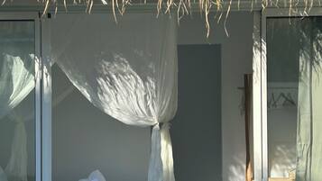 4 bedrooms, iron/ironing board, internet, bed sheets